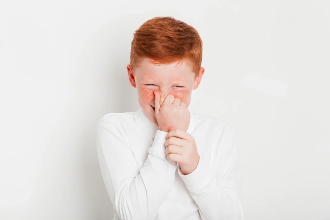 dziecko zatyka nos bo śmierdzi z szamba